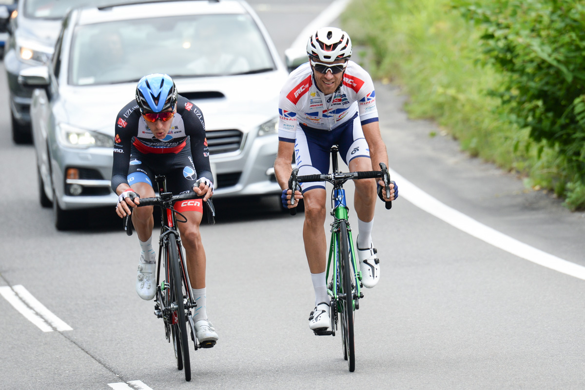 残り10km、単独先行のトマ・ルバ（キナンサイクリングチーム）にドリュー・モレ（トレンガヌ・INC・TSG・サイクリングチーム）が追いつく