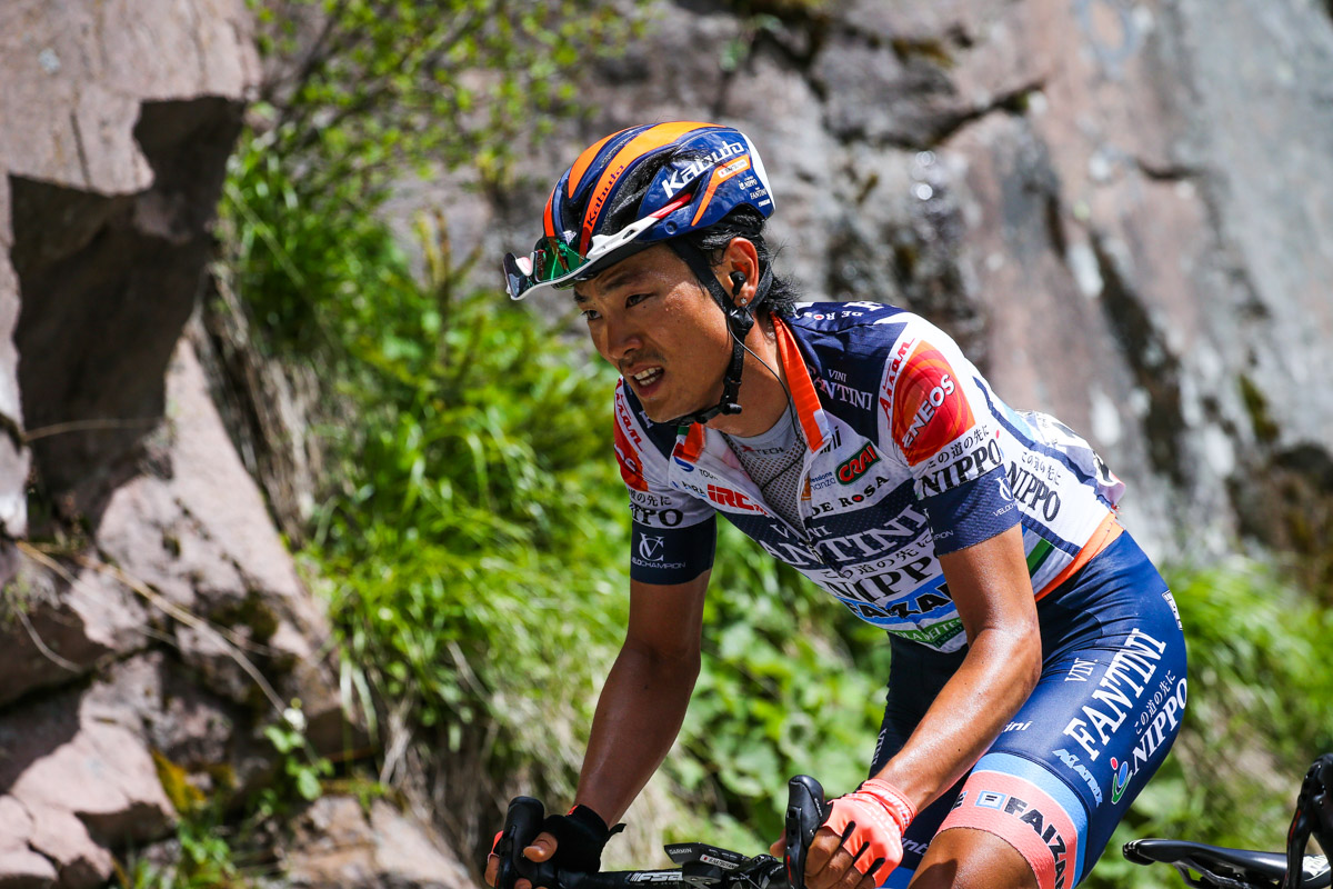 マンゲン峠で苦しい表情を見せる初山翔(NIPPOヴィーニファンティーニ・ファイザネ)