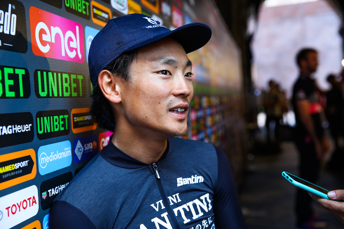 イタリアメディアのインタビューを受ける初山翔(NIPPOヴィーニファンティーニ・ファイザネ)