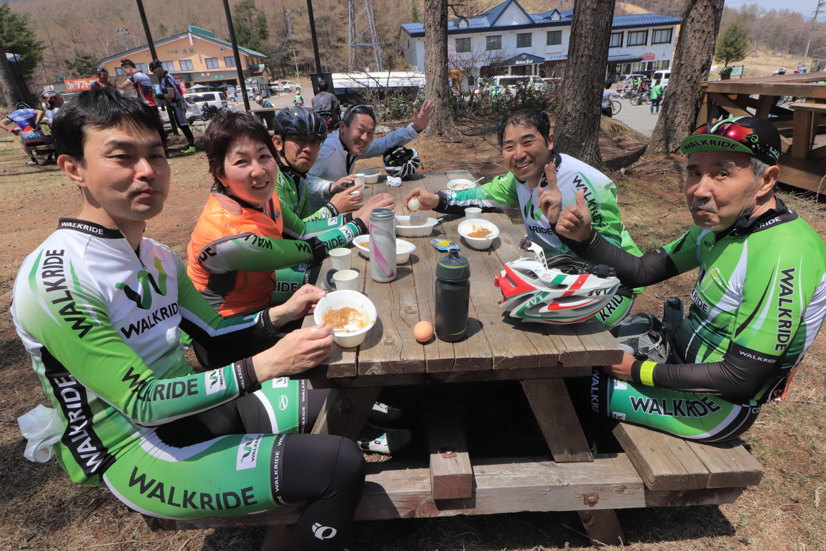 地蔵峠ではカレーとゆで卵が供されます