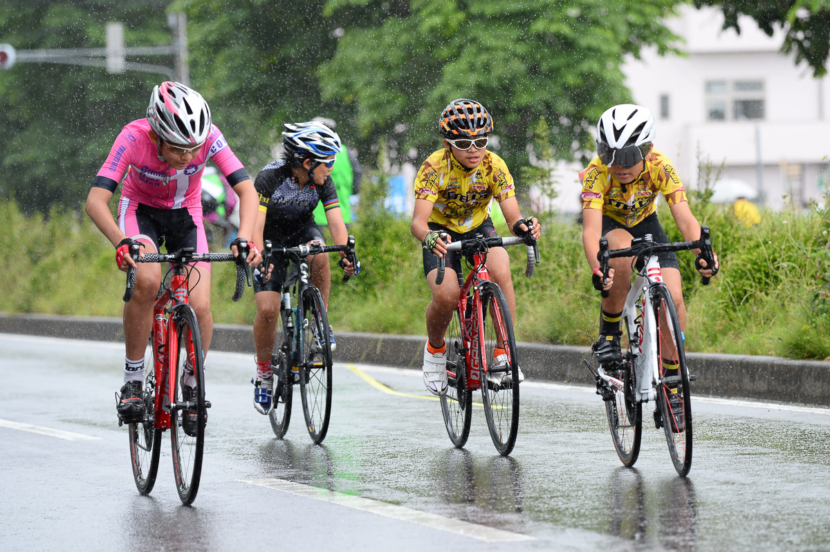 雨の中のレースとなった小学生対象のホープクリテリウム