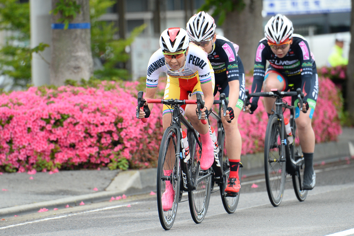 女子 レース序盤に唐見実世子(弱虫ペダルサイクリングチーム)がペースアップ