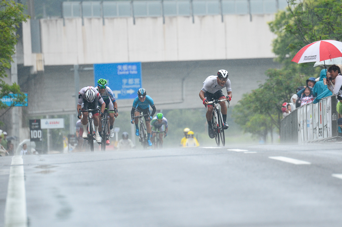 残り200mのフィニッシュへの登り 先頭は今村駿介(チームブリヂストンサイクリング)
