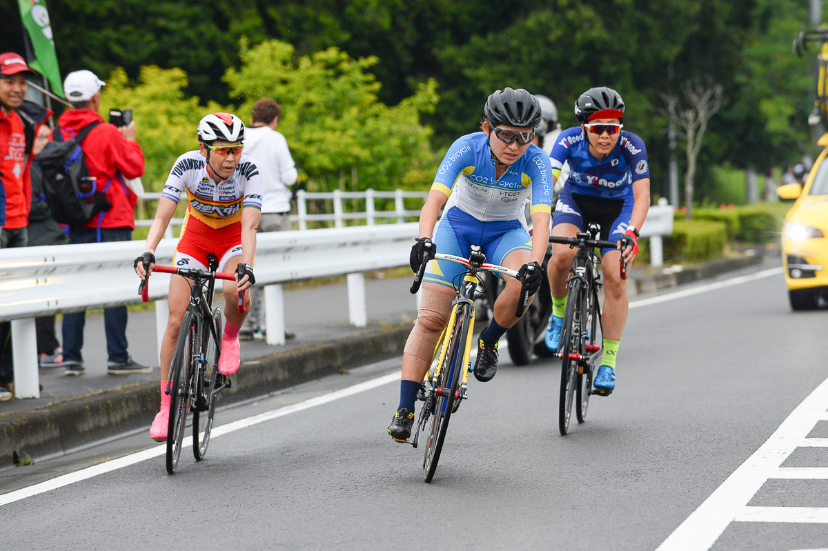女子 後続を引き離した3人の先頭集団