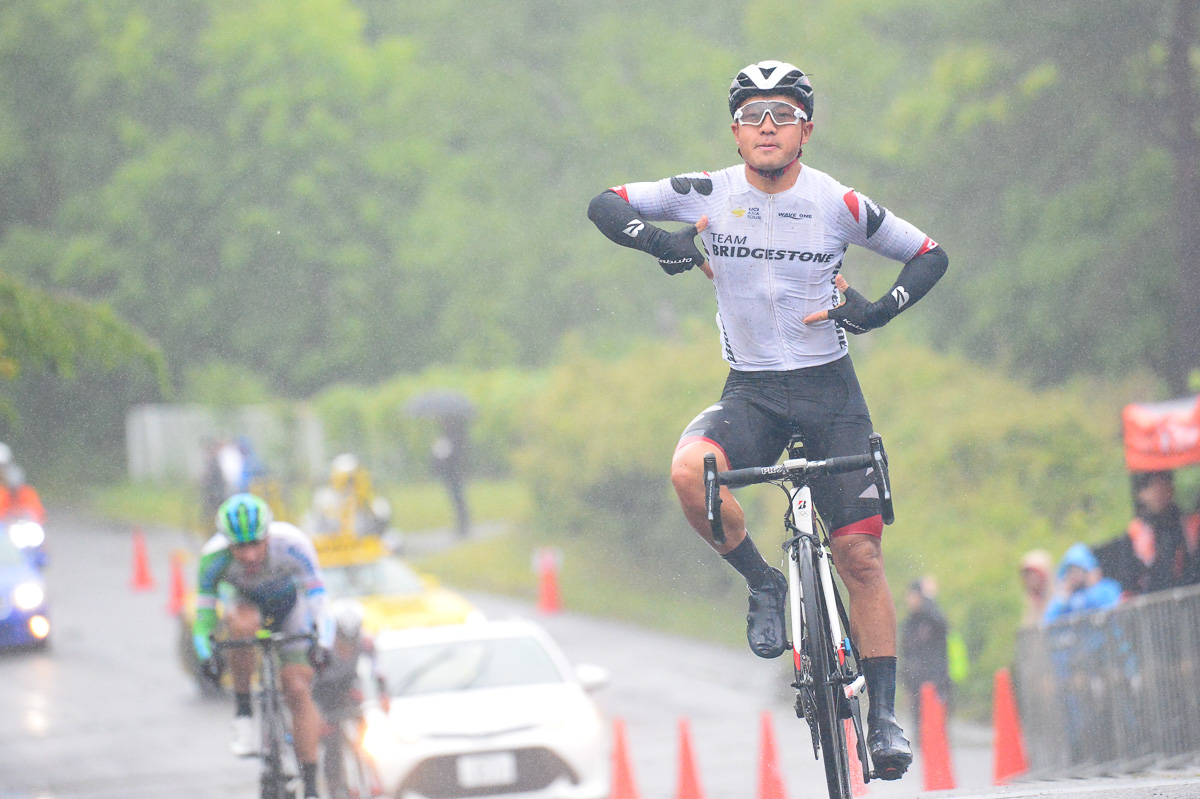 3人のスプリント勝負を制した窪木一茂（チームブリヂストンサイクリング）が優勝