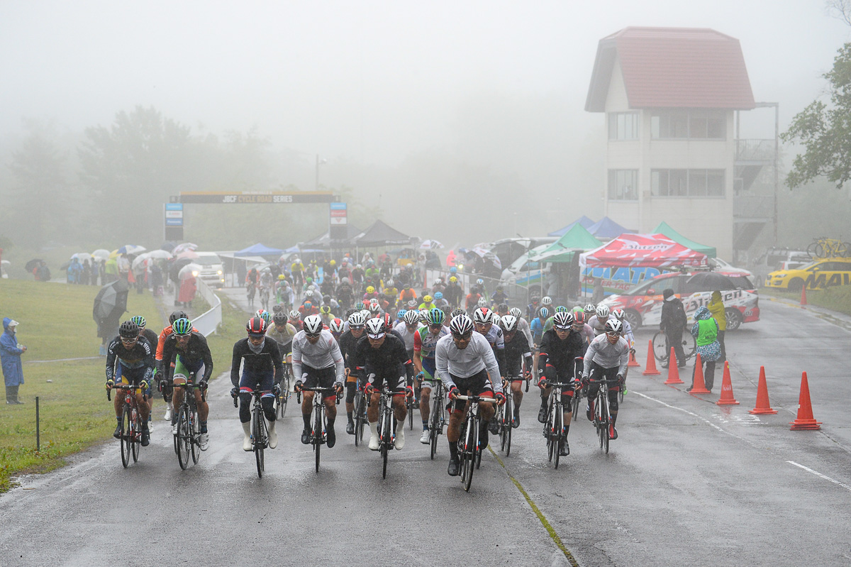 雨の中180kmのレースがスタート