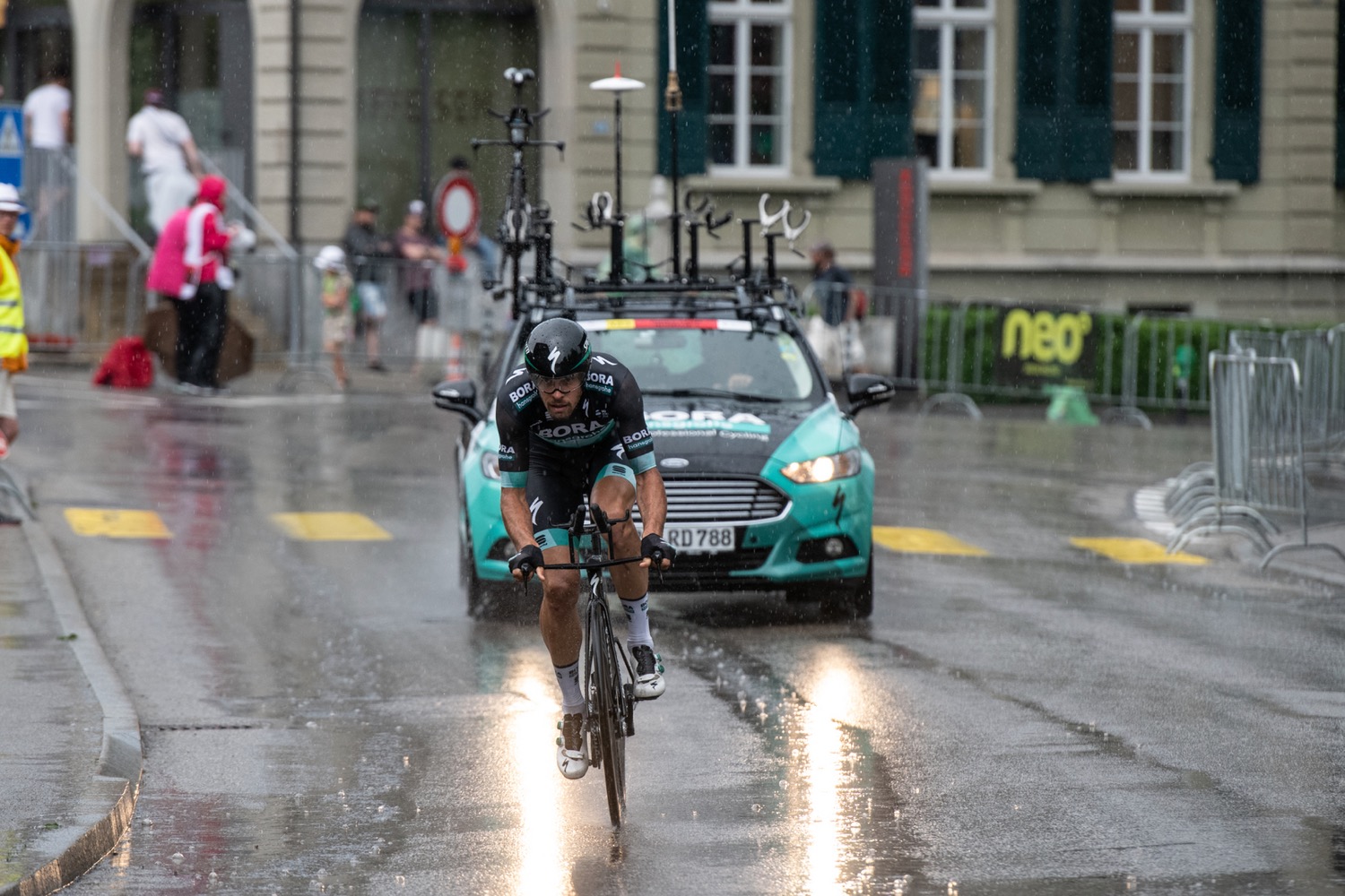 後半スタート組は雨中TTに。写真はダニエル・オス（イタリア、ボーラ・ハンスグローエ）
