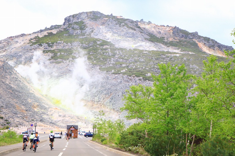 硫黄山へ到着　あたり一面に硫黄の匂いが立ち込めている