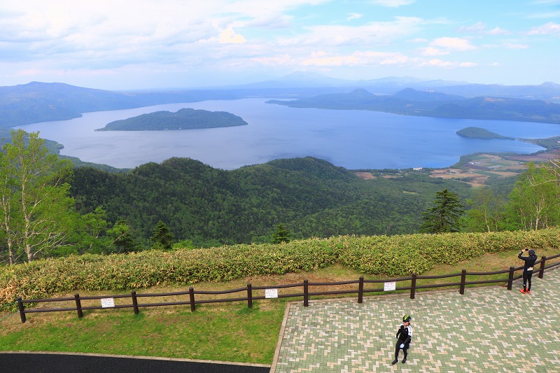 日本最大のカルデラ湖である屈斜路湖を望む