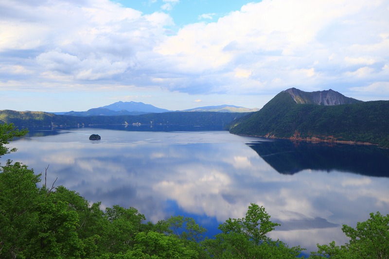 風が弱く鏡のような水面を見せた摩周湖