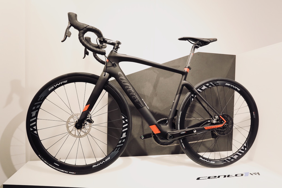 Eロードバイクの完成形とも言えるCento 1 Hybrid。完成車重量12kgを切る意欲作だ