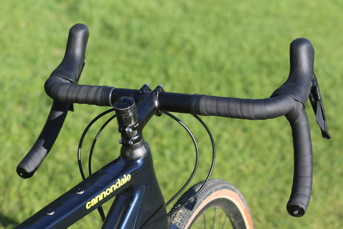 Ultegra RX&105完成車はノーマルステム&ハンドル仕様、外側にフレアしたオフロードで使いやすい形状だ