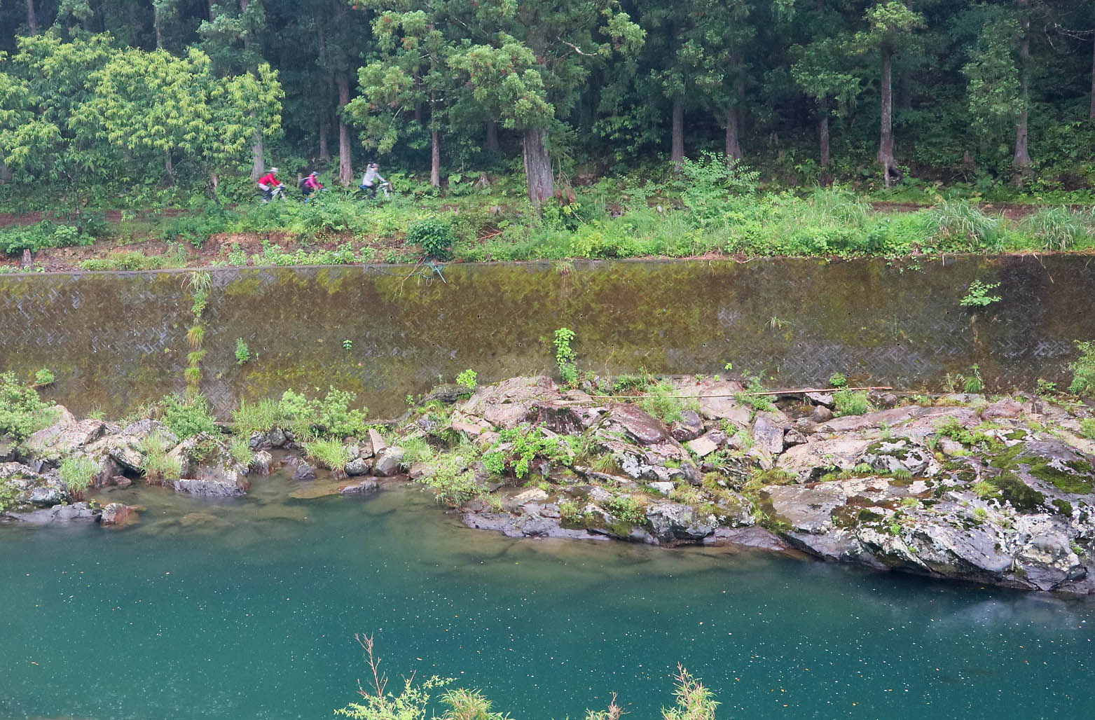 美しい川沿いを行く