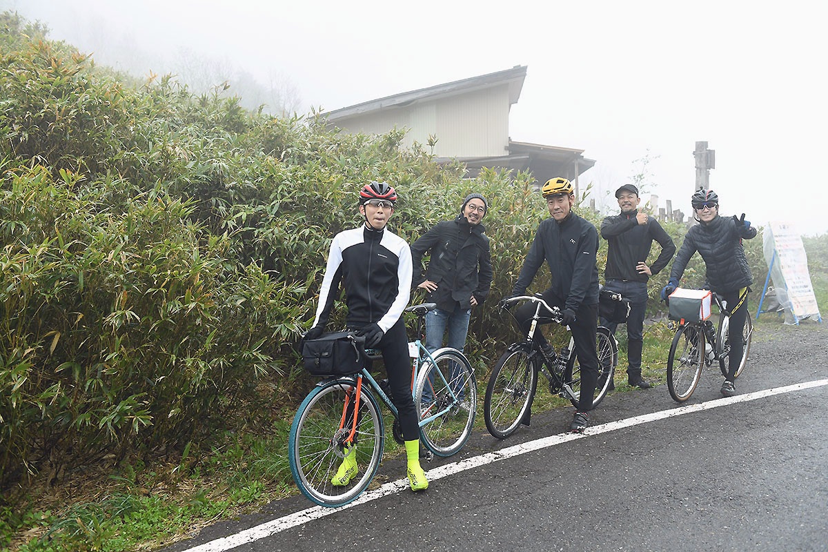 東京サイクルデザイン専門学校の学生2チームと講師1チームは仲良く峠に到着。応援に来たケルビム今野真一氏と記念撮影