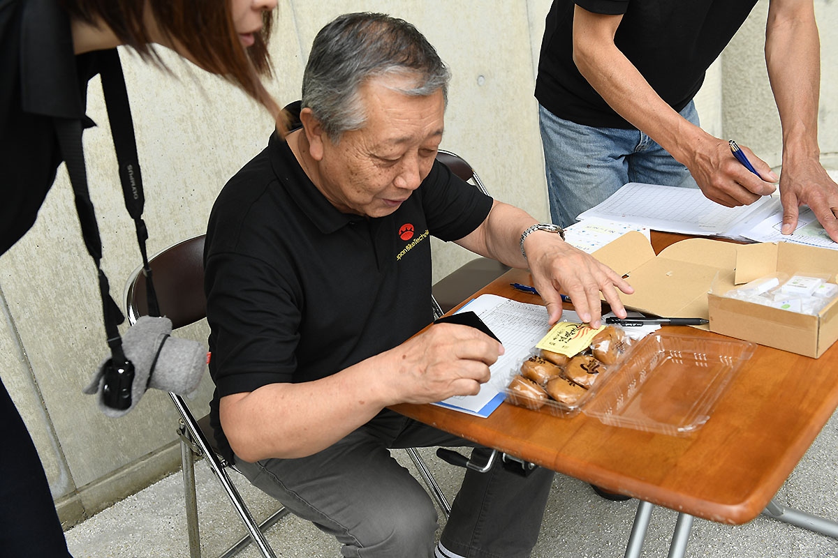 メイドインジャパンのクオリティコントロールなら任せろ！　日東の吉川社長がお饅頭をパッケージの破損まで含め徹底チェック（笑）メイドインジャパンのクオリティコントロールなら任せろ！　日東の吉川社長がお饅頭をパッケージの破損まで含め徹底チェック（笑）