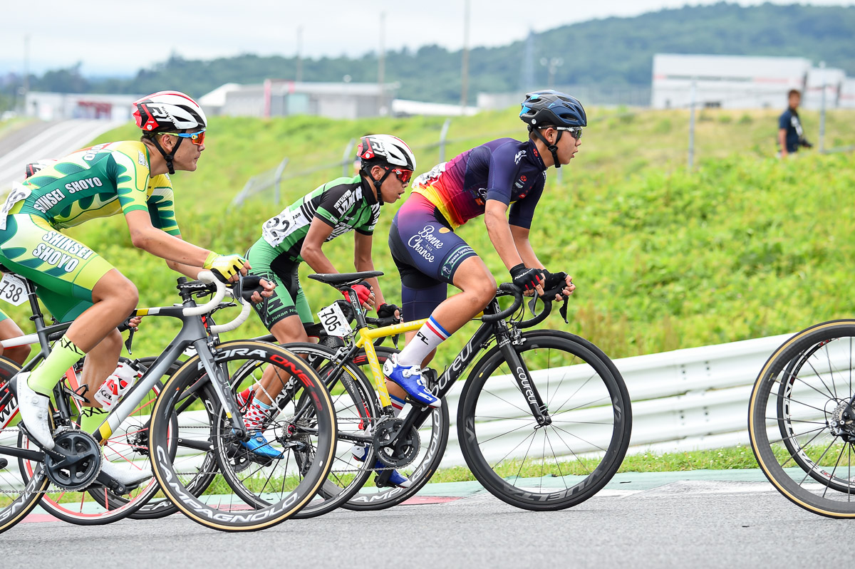 個人TT優勝の篠原輝利(ボンシャンス)は集団前方でレースを進める