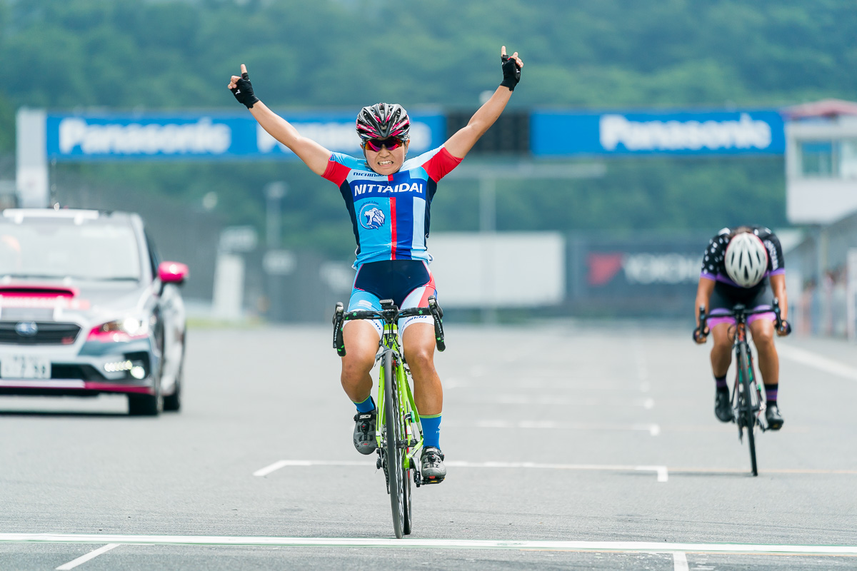 女子ジュニア+U17、渡部とのマッチスプリントを制し優勝した岩元杏奈(日本体育大学)