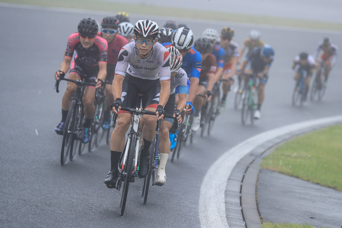 今村駿介を逃げに乗せた沢田桂太郎(チームブリヂストンサイクリング)がメイン集団を抑える