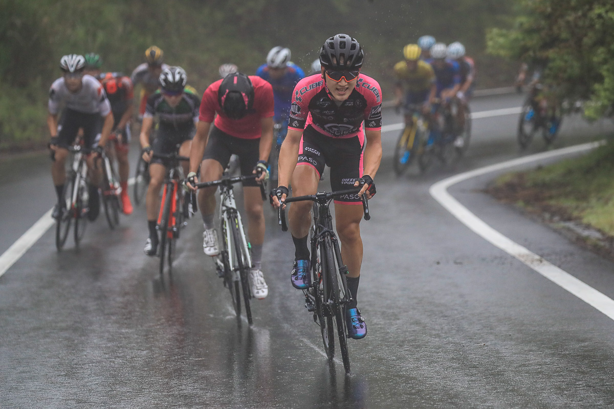 6人の逃げグループを追い込む渡邉歩（Les Sables Vendée Cyclisme）