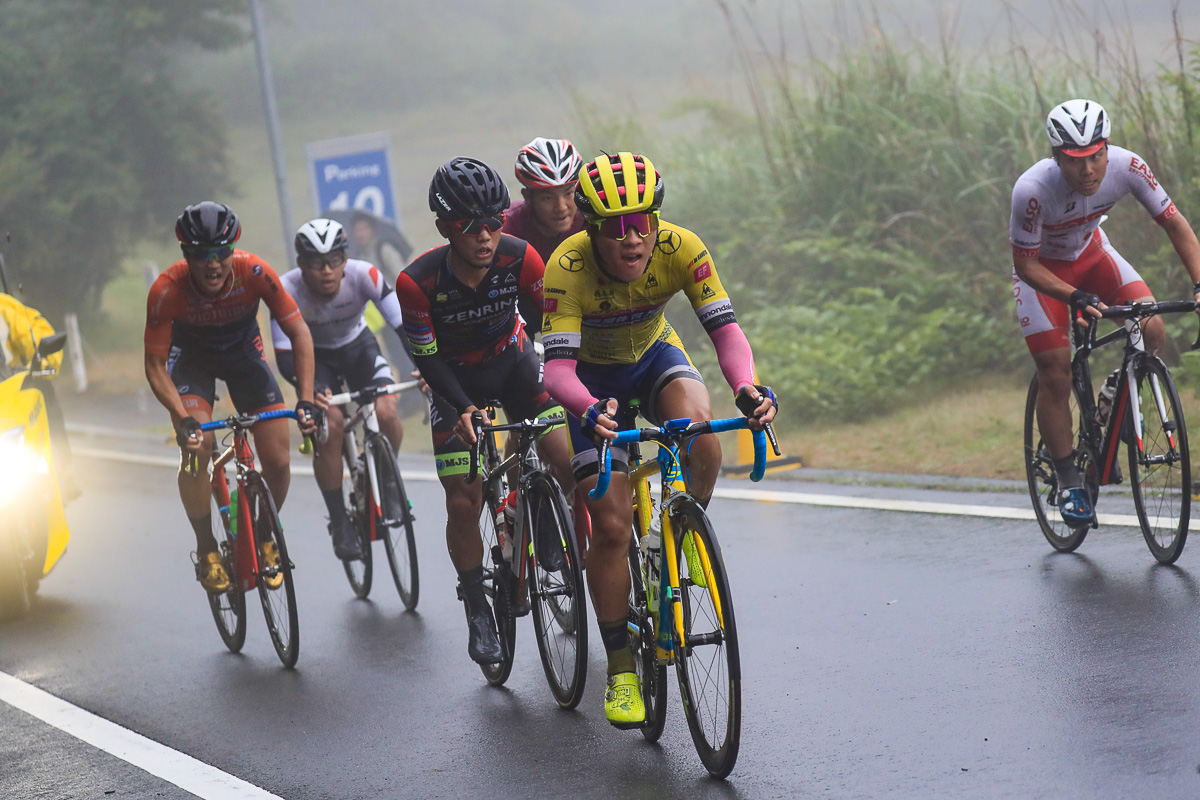 武山晃輔(チーム右京)を含む6人の逃げグループ