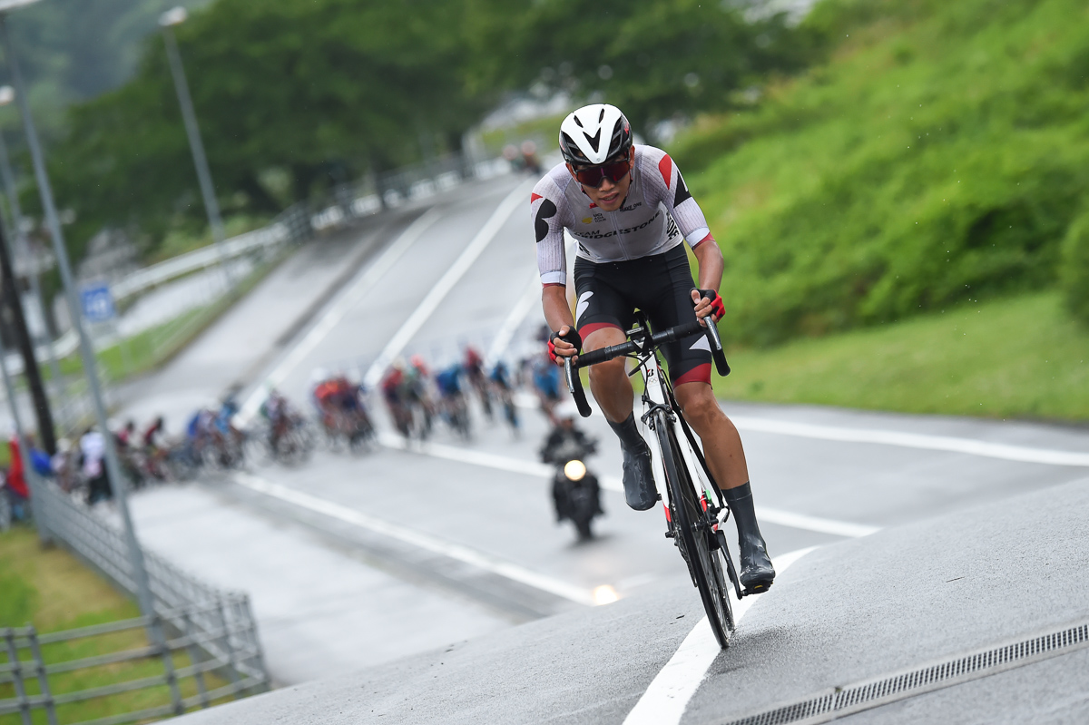 8周目 徳田優(チームブリヂストンサイクリング)が単独で飛び出す