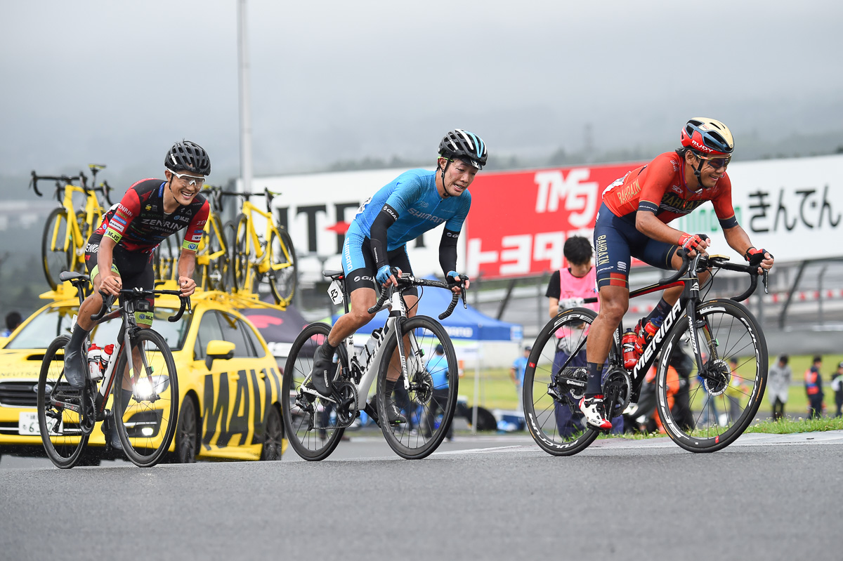 19周目 新城幸也(バーレーン・メリダ)、入部正太朗(シマノレーシング)、横塚浩平(チーム右京)の3人が先行