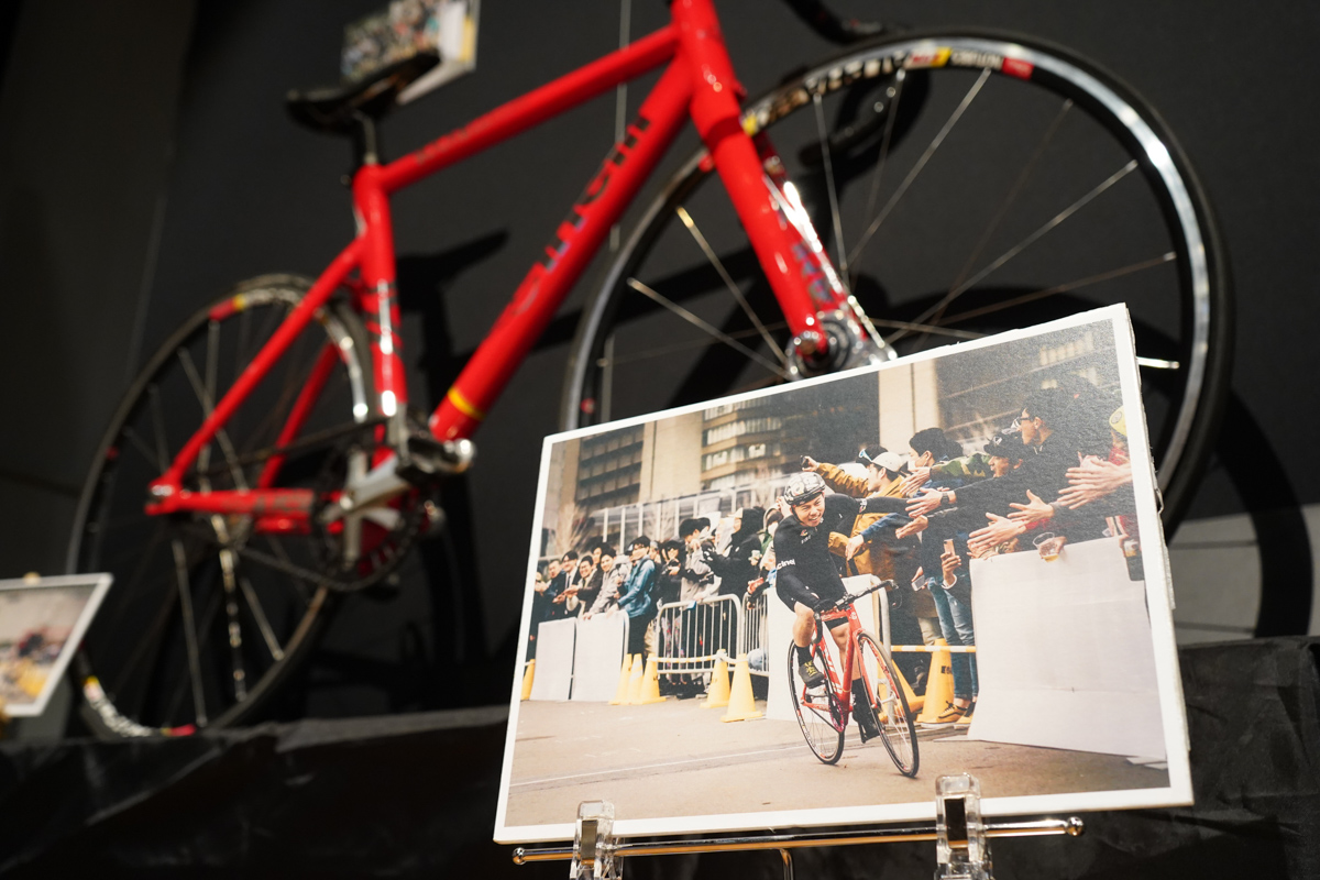 アーバンバイクロアのクリテリウムで優勝したチャンサダの実車が飾られていた