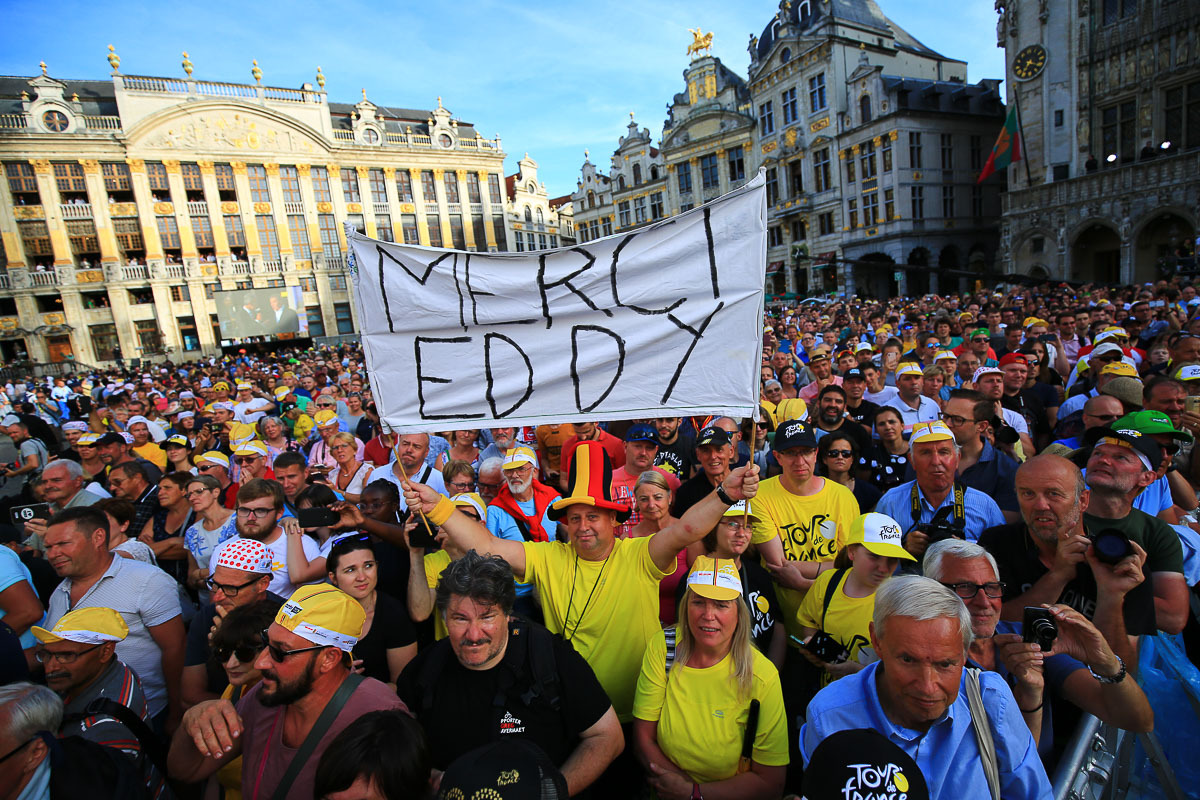MERCI EDDY!グランプラスには大勢の観衆が詰めかけた