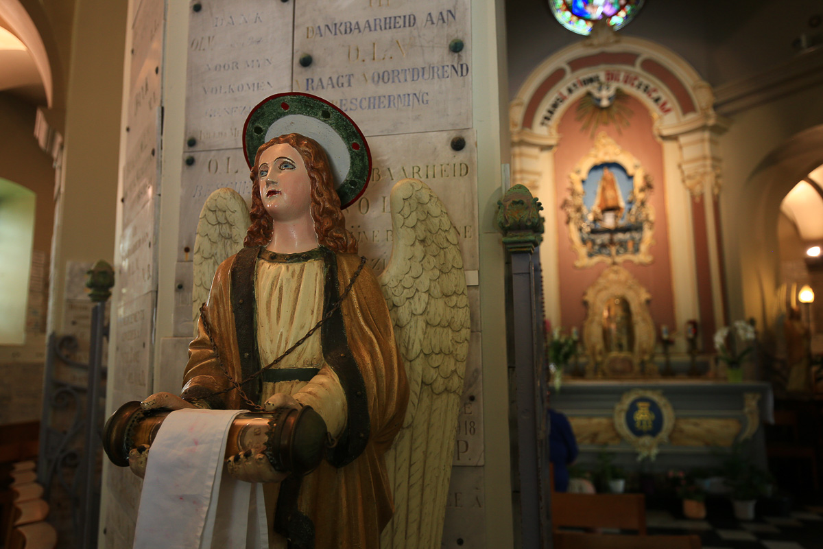 カペルミュール頂上の教会の内部の聖母マリア像