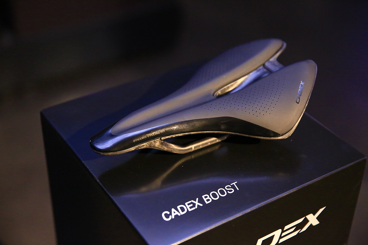 カーボンベース＆レールのCADEX Boost Saddle