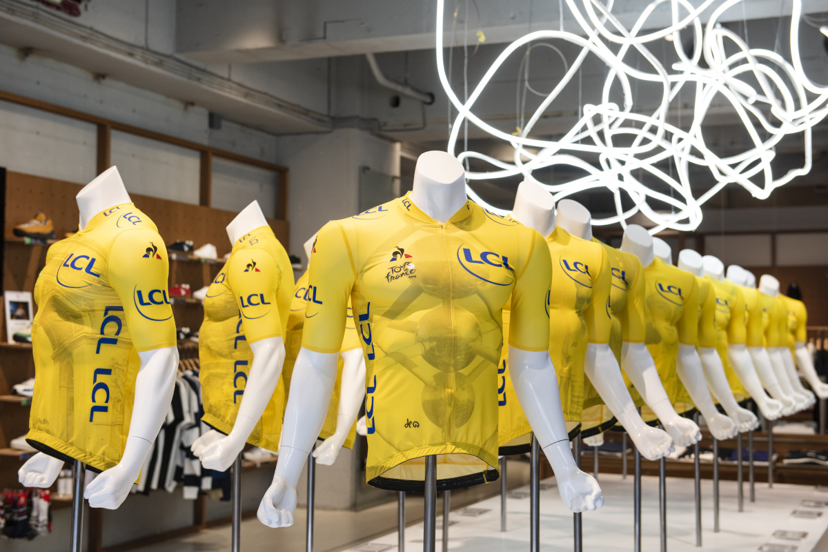 20種類ものマイヨジョーヌが用意された今年のツール・ド・フランス。ルコックスポルティフ　アヴァン原宿にてジャージを展示中