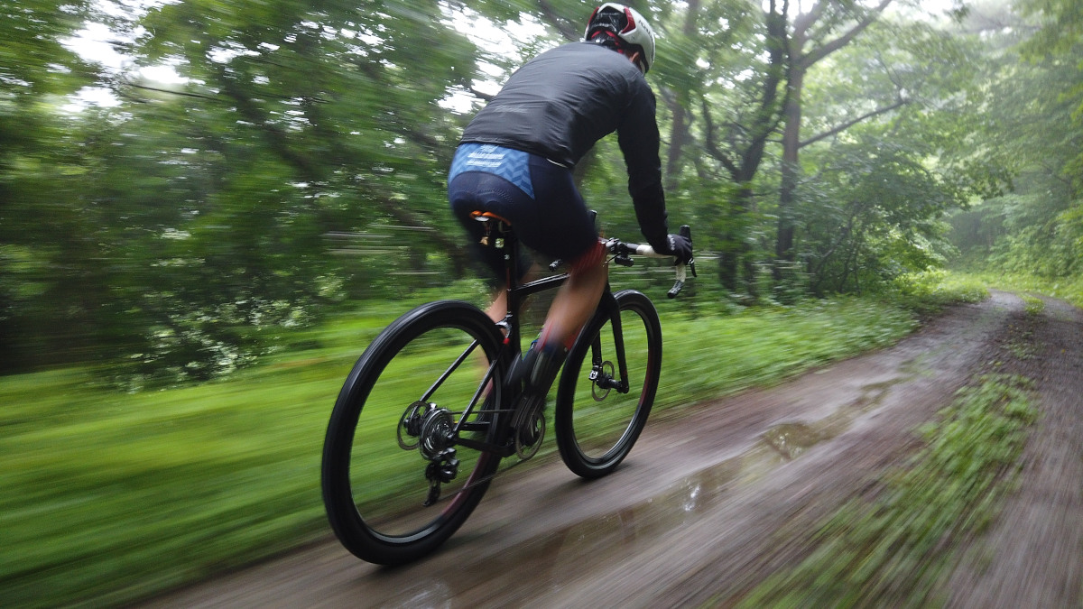 安定した下りパートを走るEXPLORO TEAM。27.5x2.1インチのグラベルプラス仕様だ