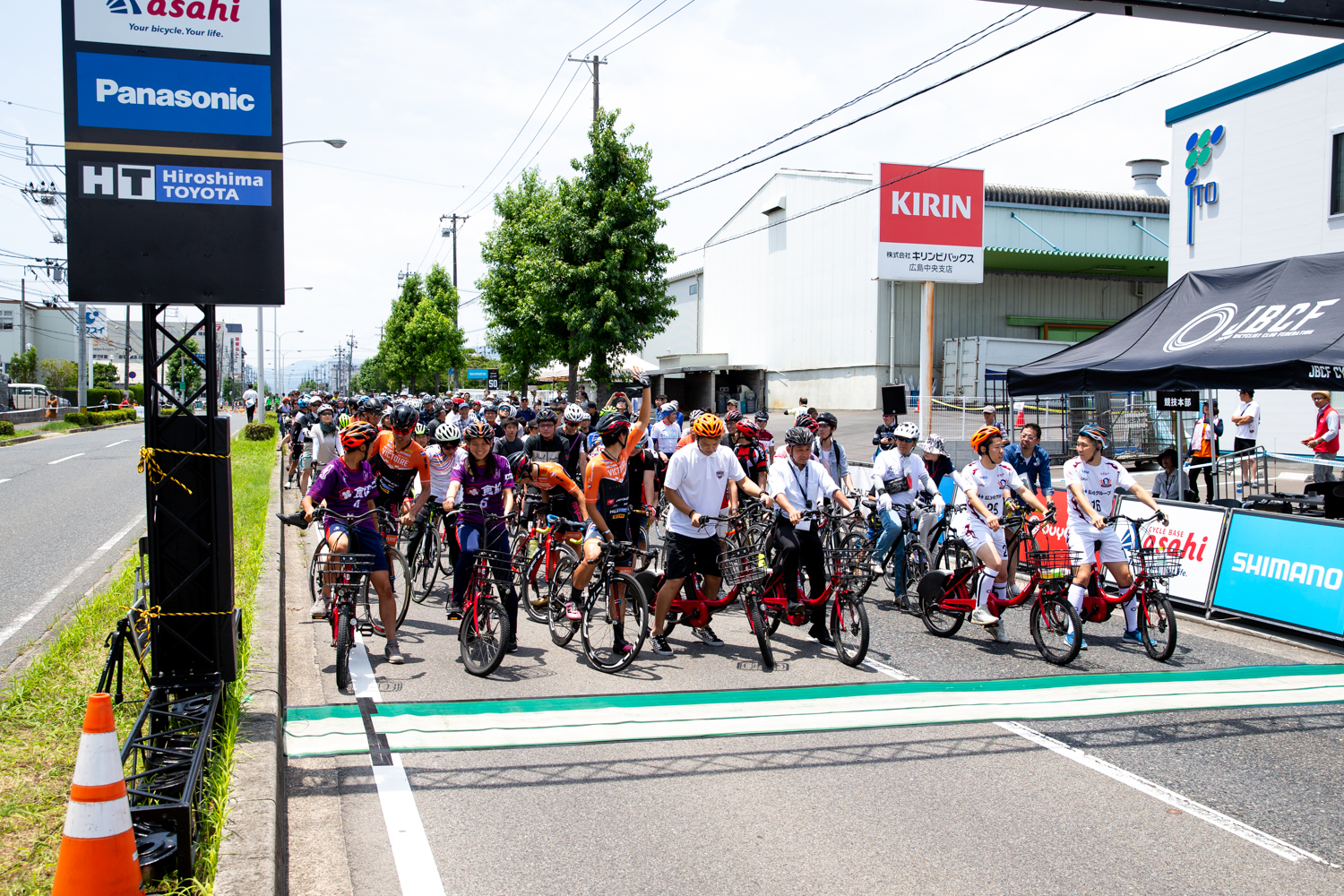 市民パレードのスタートラインに並ぶ地元プロスポーツ選手とヴィクトワール広島の選手達