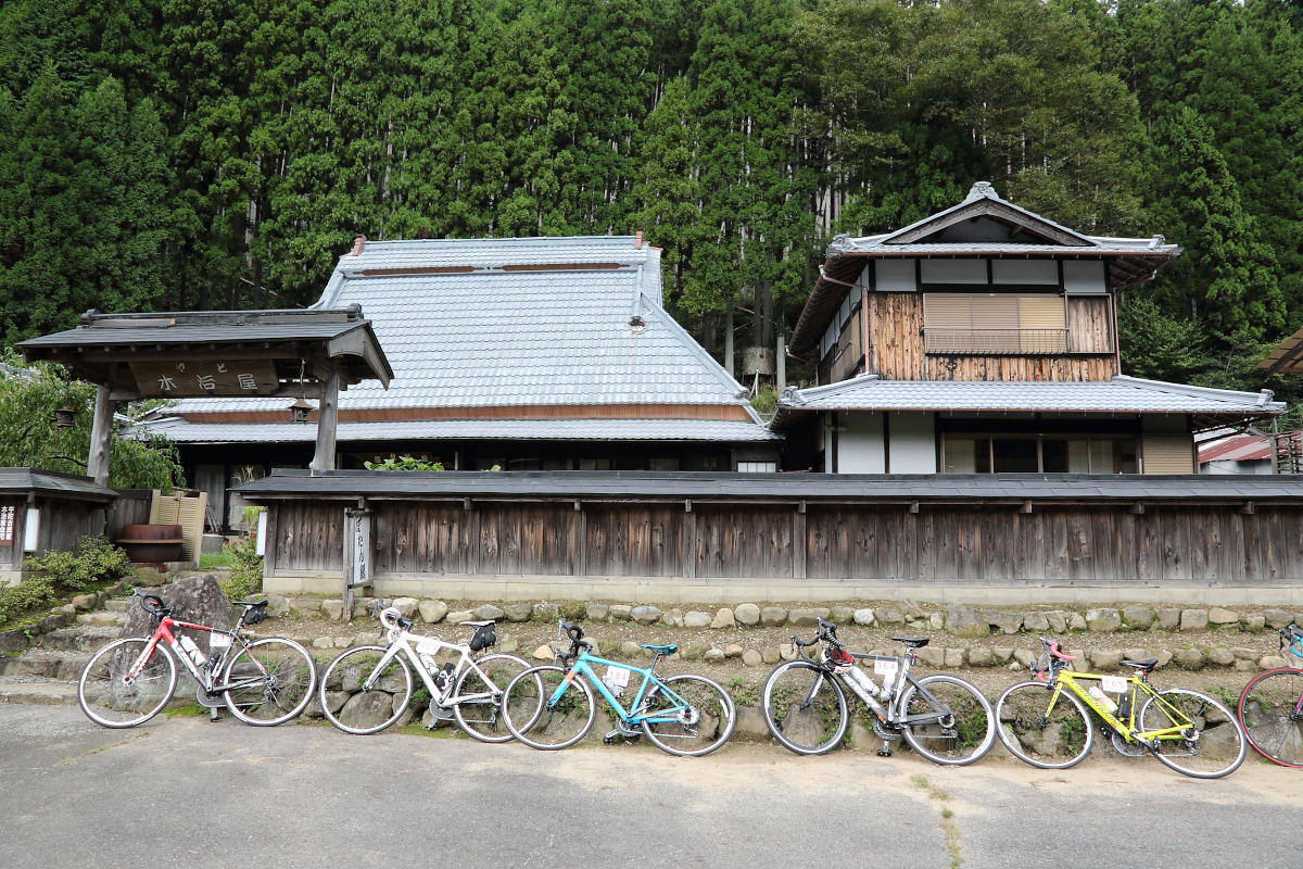 古民家の宿木治家で自慢のかぼちゃコロッケを食べることができる