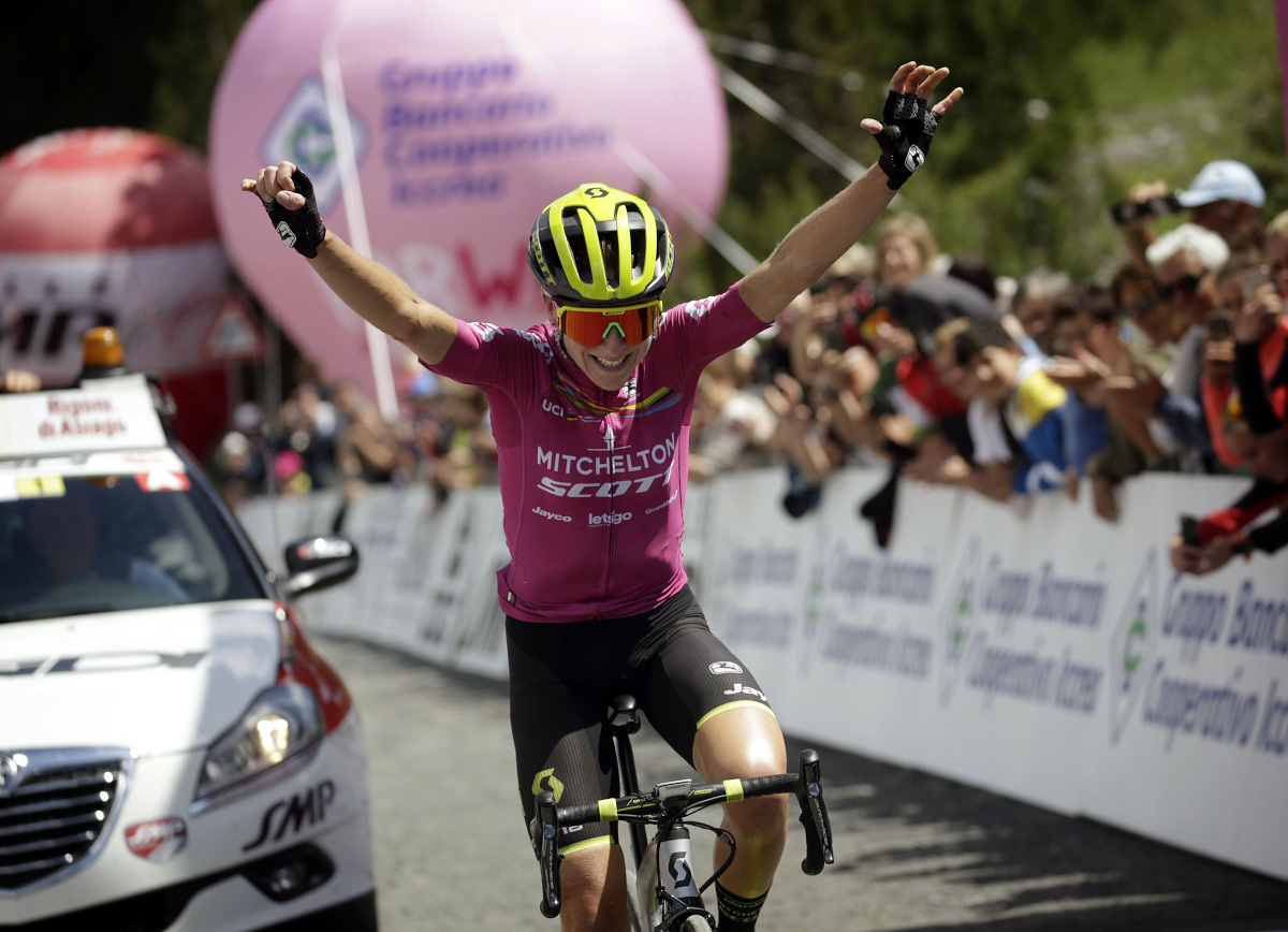 現TT世界王者アネミエク・ファンフルーテン(オランダ、ミッチェルトン・スコット)が独走勝利