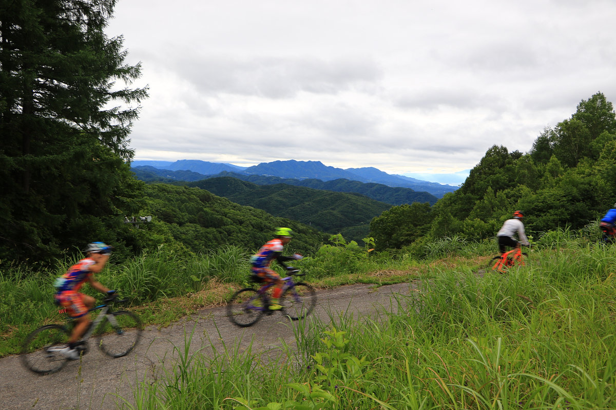 スタート直後から小熊山へのヒルクライムが始まる