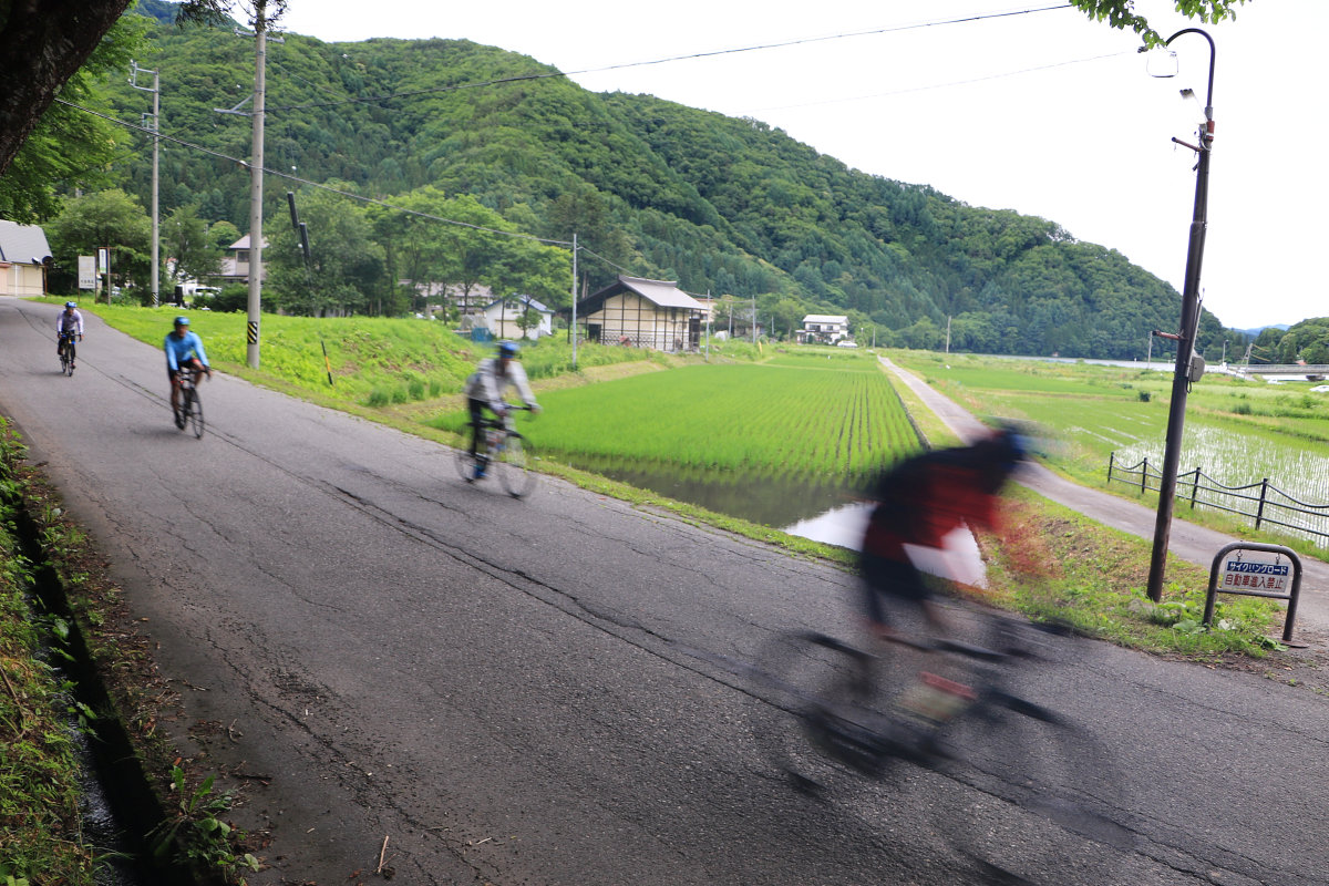 90/80kmクラスは会場をスタートしてすぐ下りに