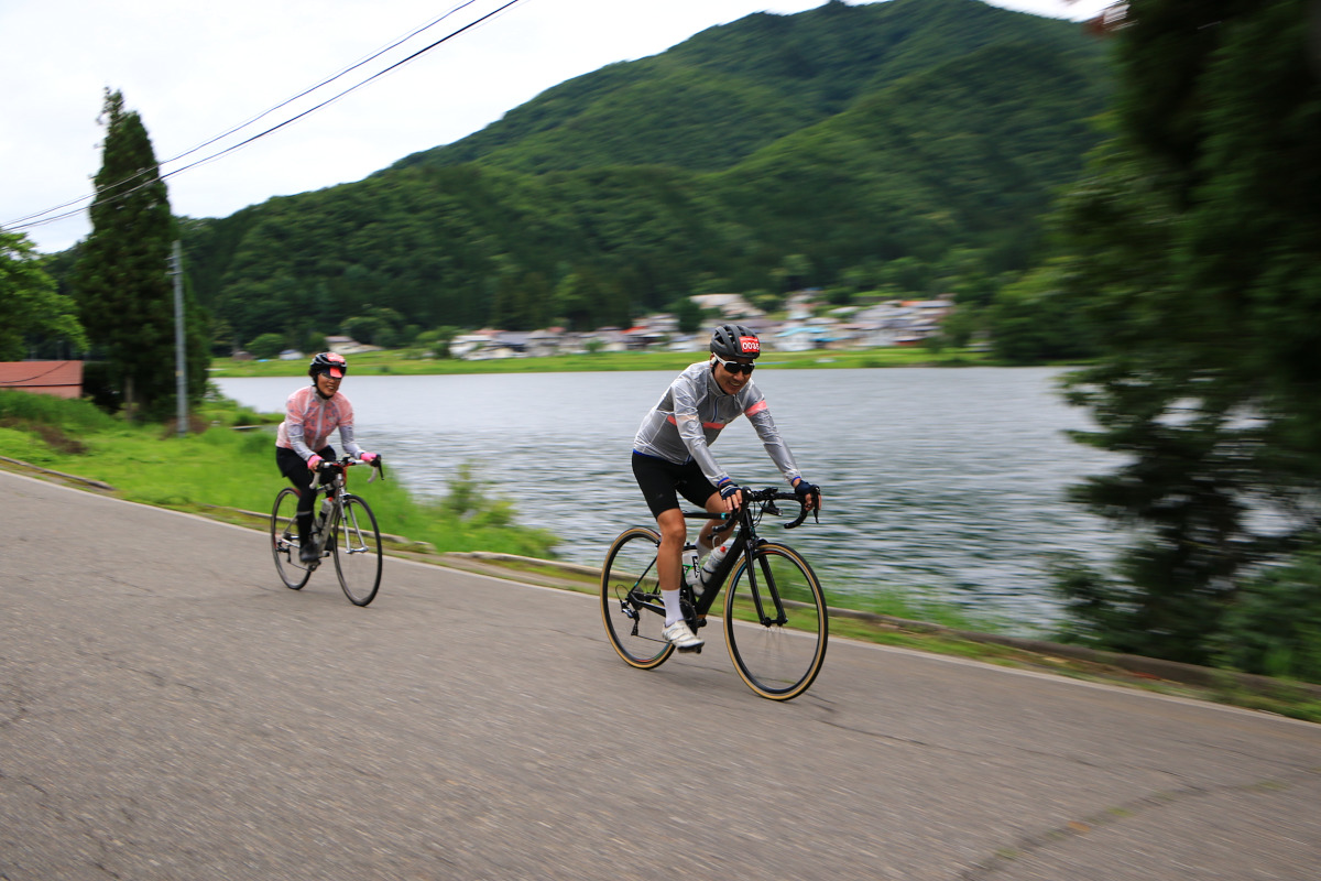 厳かな雰囲気を醸す中綱湖を横目に進む