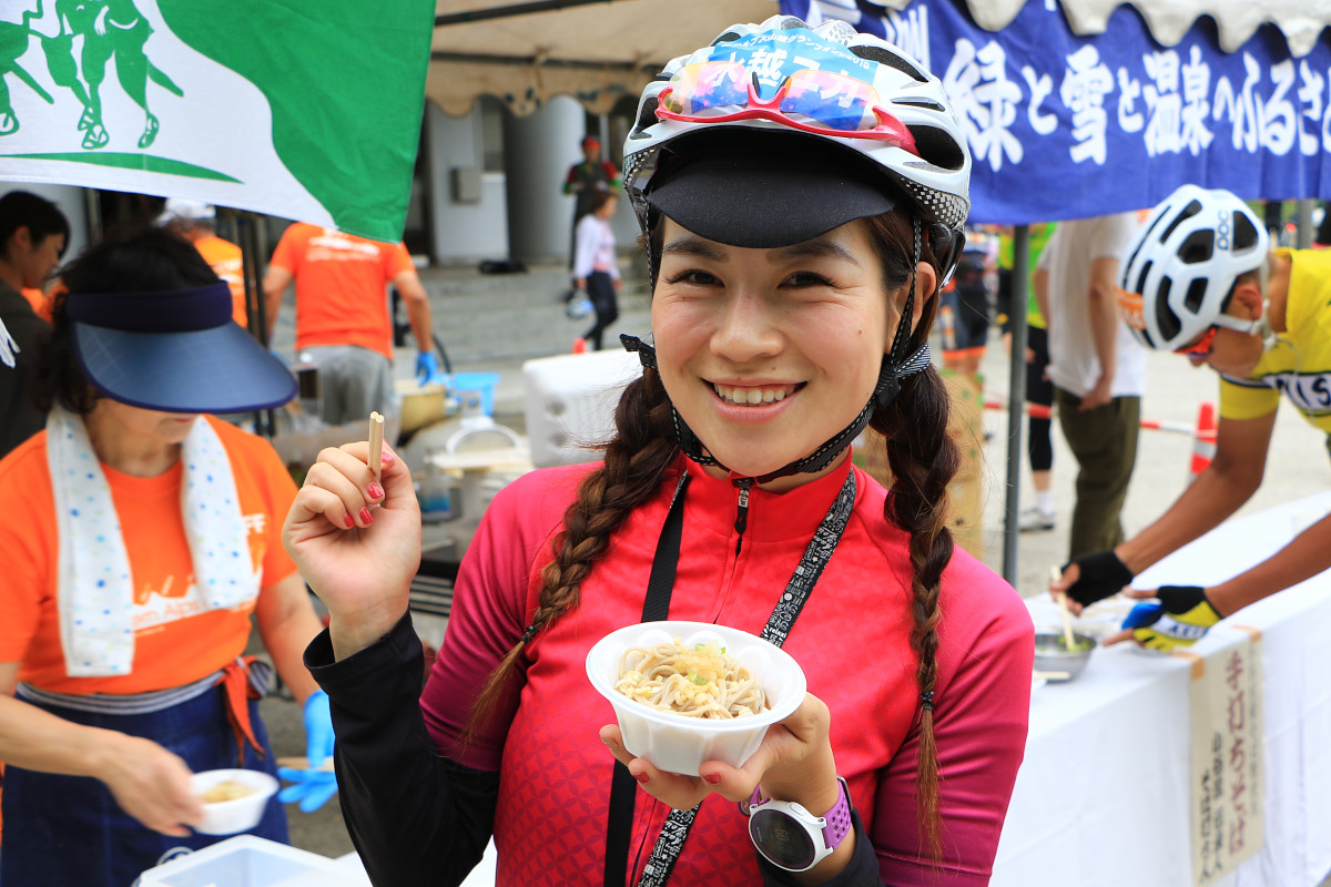 「ペロリと食べちゃいました」と笑顔の水越ユカさん