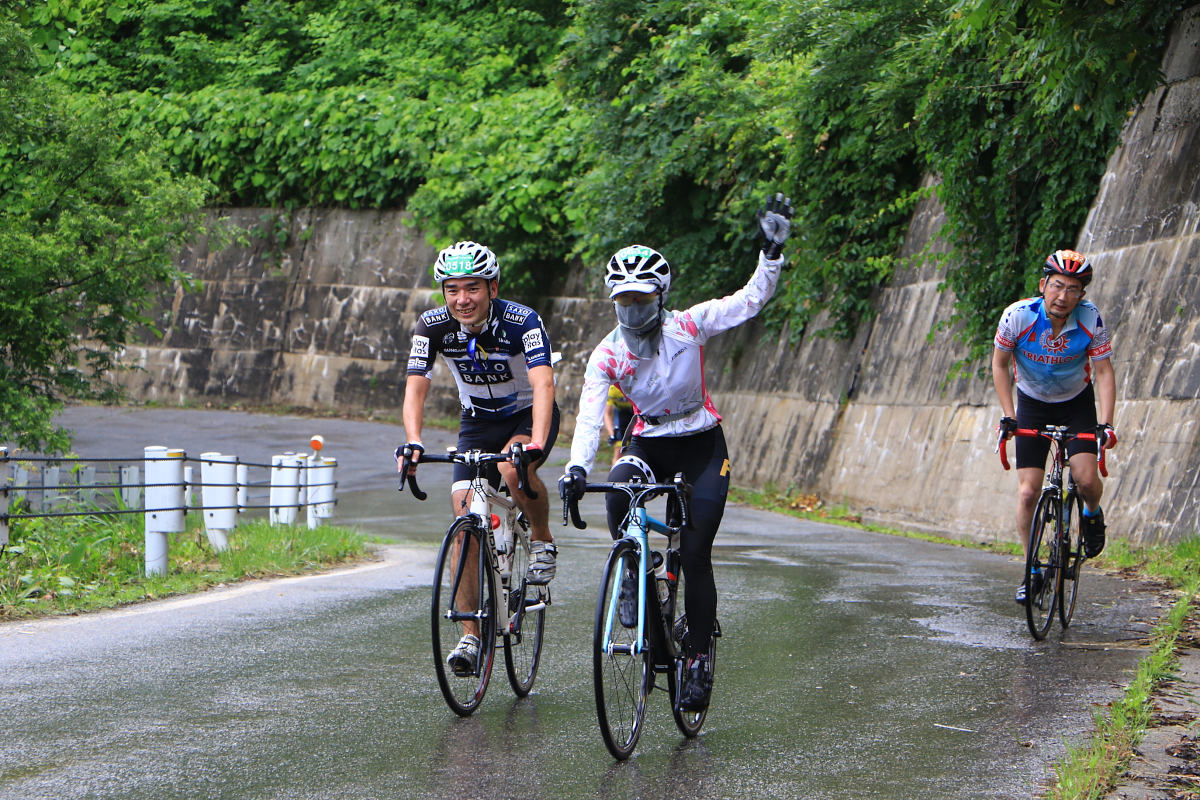 雨に降られてもまだまだ元気な参加者たち