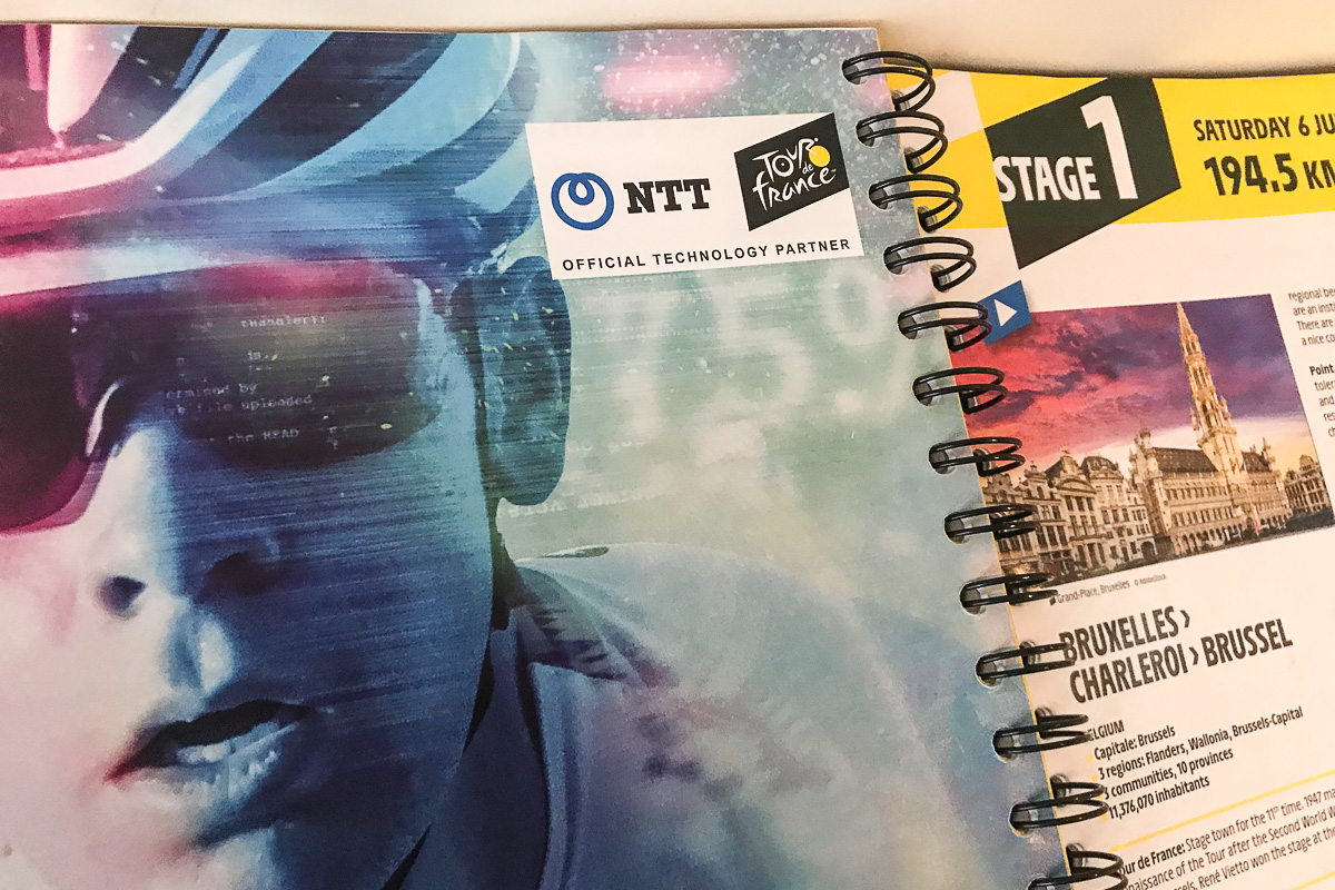 NTTがテクノロジーパートナーをつとめる(ツール・ド・フランス公式ブックより)