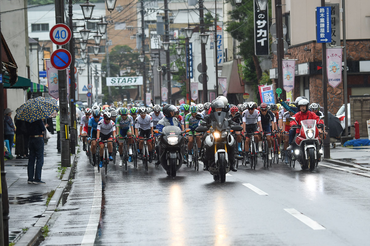 学法石川高校前をパレードスタートする石川ロードレース