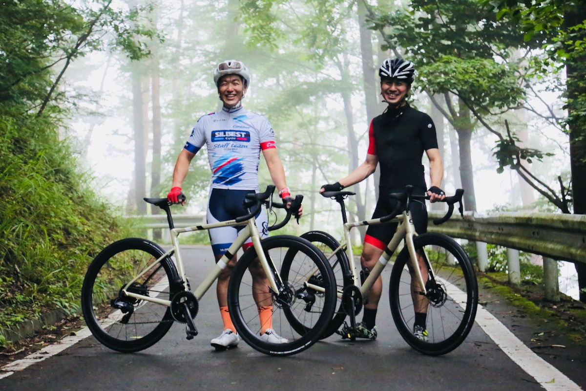 藤岡徹也さん(左、シルベストサイクル)と小川了士さん(右、ZING² FUKUOKA-IWAI)