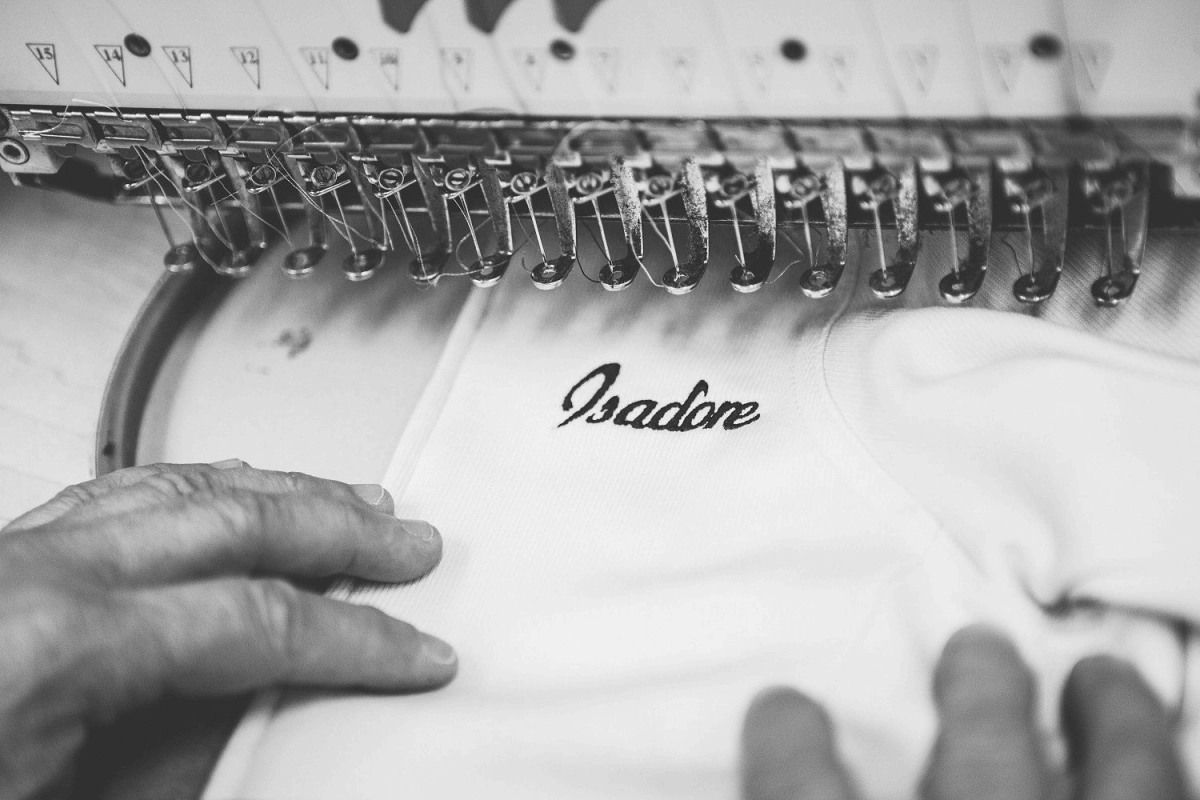 ロゴも手作業で刺繍されている 職人の技が光る箇所だ