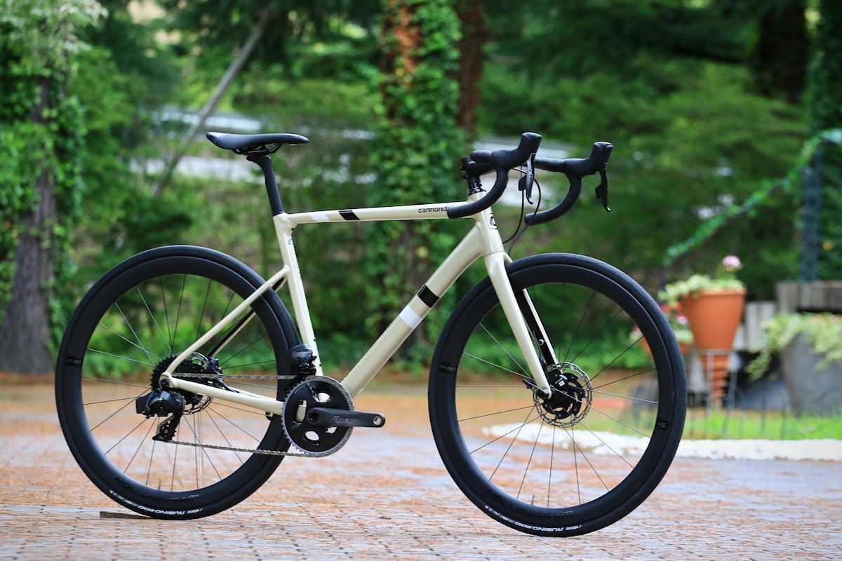 試乗バイクはCAAD13 Disc Force eTap AXS。ホイールはHollowGram 45ホイールだ