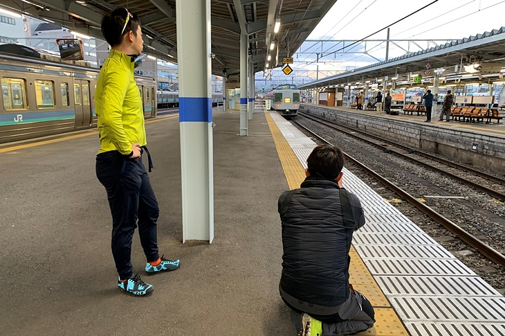 お目当ての列車キター!ということで、早朝から塩尻行き送り込み回送列車を狙うテツな人たち(笑)
