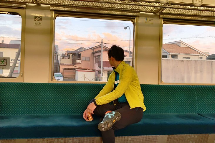 お目当ての列車の後を追いかけて、次に出発する普通列車で塩尻駅へ向かいます!