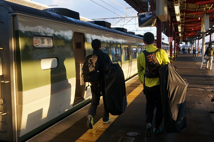 塩尻駅に到着すると、お隣のホームにお目当ての国鉄型特急車両189系が待っています!