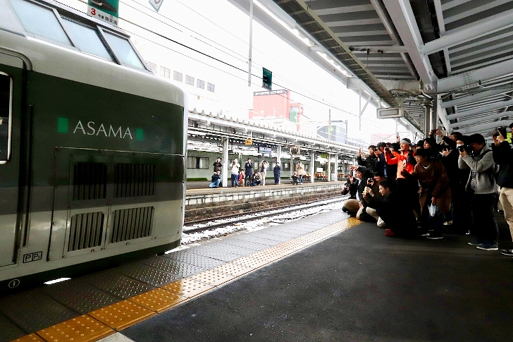 長野駅に到着しても189系まつりは終わりません!ラストラン間近なので同業者が殺到して大変な喧騒です!