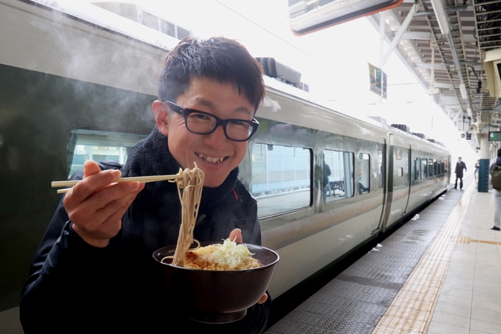 大好きな電車を目の前にしていただく駅そばが美味しくないハズがない！幸せそうな表情のナカジ♡